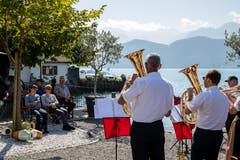Ausblick auf den Vierwaldstättersee inklusive: Die Blaskapelle Venovana musiziert beim Hotel Du Lac. (Bild: Philipp Schmidli (Weggis, 8. September 2018))
