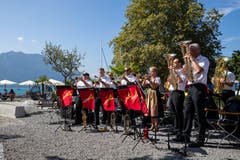 Die Blaskapelle Venovana spielt beim Hotel Du Lac. (Bild: Philipp Schmidli (Weggis, 8. September 2018))