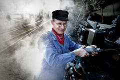 100 Jahre Sursee-Triengen-Bahn: Lokführer Patrick Imfeld zeigt, wie die Dampflokomotive funktioniert (Bild: Nadia Schärli (Sursee, 24. November 2012))