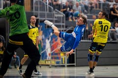 HC Kriens-Luzerns Marcel Lengacher (Mitte) gegen TSV St. Otmar St. Gallens Frederic Wüstner (rechts) am Samstag, 8. September 2018 in der Krauerhalle Kriens.