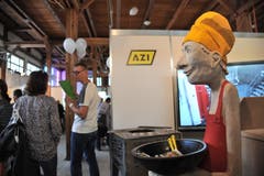 Eine witzige Figur empfängt die Besucher bei der Firma AZI. (Bild: Urs Hanhart, Altdorf, 8. September 2018)