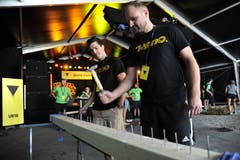 Die beiden Rollhockeyaner Marcel Greimel (links) und Michael Gerig beim Nageln . (Bild: Urs Hanhart, Altdorf, 9. September 2018)
