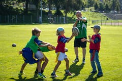 Der irische Trainer des Rugby Club Luzern, Fergal O'Neill, bringt Kindern die richtige Spielweise beim Rugby bei.