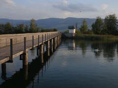 Letzte Sonnenstrahlen in Rapperswil auf dem Holzsteg mit der Brückenkapelle. (Bild: Hubert Koch)