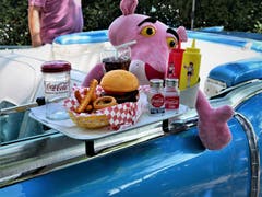 Happy Meal mit Pink Panther, auf dem Bürkliplatz in Zürich. (Bild: Kurt Ulrich)