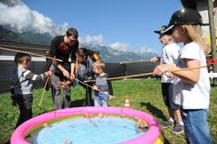 Korkzapfen-Fischen im Kinderland. (Bild: Urs Hanhart, Altdorf, 8. September 2018)