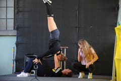 Strassenkünstlerin Corinne Mathis bezog auch das Publikum ins Programm ein. (Bild: Urs Hanhart, Altdorf, 9. September 2018)
