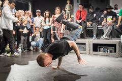 Bei der Swiss Battle Tour im Flon messen sich Breakdancer am Samstagabend in einem Battle. (Bild: Ralph Ribi)