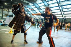 Diese Kampfsportart aus den Philippinen nennt sich Eskrima. Trainer Marvin Vonlaufen zeigt, wie das aussieht.