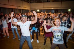 Unter Anleitung eines Profis studiert das Publikum gemeinsam eine Latin-Choreografie ein. (Bild: Ralph Ribi)