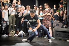 Einer gegen einen: Die Tänzer geben ihr Bestes. (Bild: Ralph Ribi)