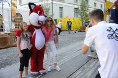 Fotoshooting mit Maskottchen. (Bild: Urs Hanhart, Altdorf, 8. September 2018)