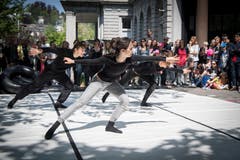Der Tanzrundgang führt an verschiedene Stationen in der Stadt: Hier wird vor dem Multertor getanzt. (Bild: Ralph Ribi)