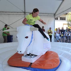 Triathletin Jolanda Annen beim Bull-Riding. (Bild: Urs Hanhart, Altdorf, 9. September 2018)