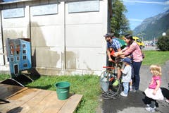 Brandlöschen mit Spritzpumpe am Stand der Feuerwehr. (Bild: Urs Hanhart, Altdorf, 8. September 2018)