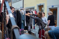 Wühlen gehört bei einem Flohmarkt dazu. (Bild: Maria Schmid (Zug, 8, September 2018))