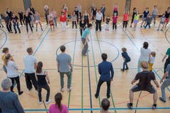 Am Sonntag können sich die Besucher selber in einem Tanz ausprobieren: Der Lindy-Hop-Workshop in der Kanti-Turnhalle ist gut besucht. (Bild: Urs Bucher)