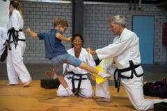 Markus Wäfler und Silvia Lettenbichler zeigen dem 8-jährigen Lukas wie man im Taekwondo eine Fichtenplatte in zwei Teile bringt. Und zwar ohne Säge oder irgendwelches Werkzeug. Chapeau!!