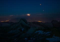 Vollmond auf dem Säntis, über dem Rheintal blitzen noch einige Wolken im Wetterleuchten. (Bild: Wolfgang Reisser)