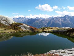Prächtige Bergkulisse mit Bergsee, aufgenommen zwischen Moosfluh und Bettmeralp. (Bild: Bruno Ringgenberg, 8. September 2018)