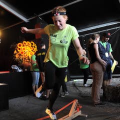 Triathletin Jolanda Annen auf der Slackline. (Bild: Urs Hanhart, Altdorf, 9. September 2018)