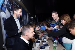 Für Holdens Autogramme sind manche bereit, lange anzustehen.