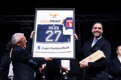 Der EVZ-Präsident Hans-Peter Strebel (links) überreicht Holden dessen ehemaliges Trikot.