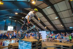 Im Bild der Velo Trial Club Luzern bei seinen waghalsigen Darbietungen.