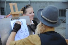 Künstlerin Corinne Sutter beim Speed-Porträt-Malen. (Bild: Urs Hanhart, Altdorf, 9. September 2018)