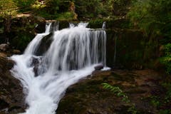 Der fünfte kleine Wasserfall des Giessbach bevor der Bach in den Brienzersee fliesst. (Bild: Karl Odermatt, 9. September 2018)