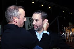 Josh Holden (rechts), tränenüberströmt mit dem EVZ-CEO Patrick Lengwiler. (Bilder: Werner Schelbert (Zug, 8. September 2018))