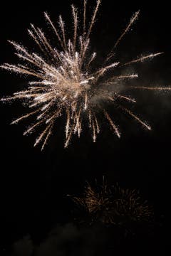 Zum Start ins neue Jahr: Feuerwerk in Steinhausen. (Bild: Daniel Hegglin, 1. Januar 2019)