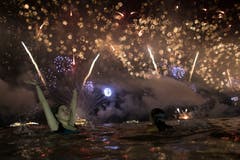 Brasilien: An der Copacabana in Rio de Janeiro. (Bild: AP Photo/Leo Correa)