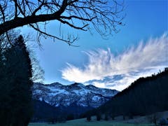 Wunderbare Morgenstimmung mit der speziellen Wolkenbildung und der verschneiten Pilatuskette. (Bild: Urs Gutfleisch (Eigenthal, 1. Januar 2019)