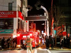 In Japan hat ein Mann in der Nacht auf Dienstag mehrere Passanten in einer Einkaufzone mit seinem Fahrzeug verletzt. (Bild: KEYSTONE/AP Kyodo News/YUTA OMORI)