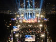 Hunderttausende feierten eine Mega-Silvesterparty in Berlin am Brandenburger Tor. (Bild: KEYSTONE/EPA/CLEMENS BILAN)