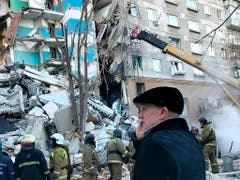 Unter den Trümmern des von einer Gasexplosion betroffenen Gebäudes in Russland finden Rettungsmannschaften immer mehr Todesopfer. (Bild: KEYSTONE/AP Chelyabinsk Region Governor Press Service)