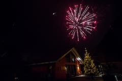 Zum Start ins neue Jahr: Feuerwerk in Steinhausen. (Bild: Daniel Hegglin, 1. Januar 2019)