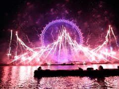 Das Neujahrsfeuerwerk in London bezog das Riesenrad «London Eye» mit ein. (Bild: KEYSTONE/AP/KIRSTY WIGGLESWORTH)