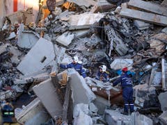 Ein Gebäude in Russland ist nach einer Gasexplosion wie ein Kartenhaus in sich zusammengefallen. (Bild: KEYSTONE/AP/MAXIM SHMAKOV)