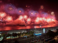 In Rio de Janeiro verfolgten Tausende ein Feuerwerksspektakel zu Silvester an der berühmten Copacabana. (Bild: KEYSTONE/AP/LEO CORREA)