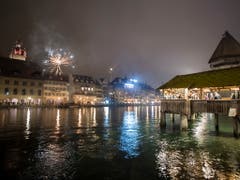 In Luzern gibt es erst später ein grösseres Feuerwerk - dennoch begrüssten in der Nacht auf Dienstag bereits Tausende in der Innenstadt das Jahr 2019. (Bild: KEYSTONE/EPA KEYSTONE/URS FLUEELER)