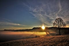 Sonnenaufgang über der Zentralschweiz mit Rigi links und der Pilatuskette. (Bild: Paul von Allmen (Menzberg, 1. Januar 2019)