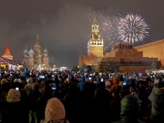 In Moskau begrüssten Tausende das neue Jahr auf dem Roten Platz. (Bild: KEYSTONE/AP/ALEXANDER KHITROV)