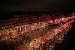 Frankreich: Viel Publikum auf der Champs Elysees in Paris. (Bild: AP Photo/Kamil Zihnioglu)