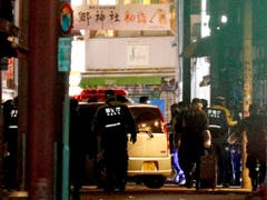 Zahlreiche Einsatzkräfte mussten in Tokio die Ermittlungen in einer Einkaufsstrasse aufnehmen, weil ein Mann zahlreiche Fussgänger mit einem Auto verletzte. (Bild: KEYSTONE/AP Kyodo News/YUTA OMORI)
