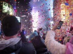 Rund eine Million Menschen begrüssten das neue Jahr auf dem New Yorker Times Square. (Bild: Keystone/AP/CRAIG RUTTLE)