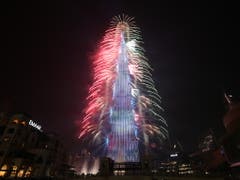 In Dubai erstrahlte der Burj-Khalifa-Turm an Silvester in einem Lichtermeer. (Bild: KEYSTONE/EPA/ALI HAIDER)