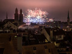 Grosses Feuerwerksspektakel in Zürich zur Begrüssung des neuen Jahres. (Bild: KEYSTONE/ENNIO LEANZA)
