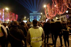 Frankreich: Der beleuchtete Triumphbogen in Paris - auch die «Gelbwesten» nutzen die Plattform für ihren Protest. (Bild: AP Photo/Kamil Zihnioglu)
